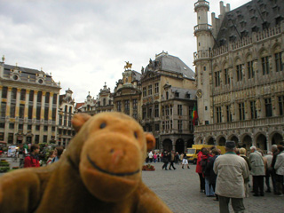 Mr Monkey looking at the south corner of the Grand Place