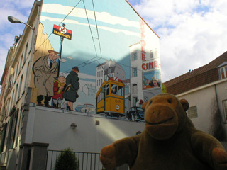 Mr Monkey looking at the Le Jeune Albert mural