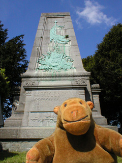 Mr Monkey in front of the Belgian monument