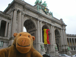 Mr Monkey looking the Arc de Triomphe