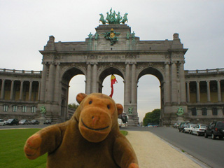 Mr Monkey looking at the Arc de Triomphe from afar