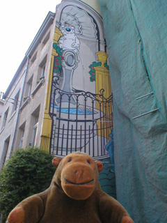 Mr Monkey in front of of the Cubitus mural
