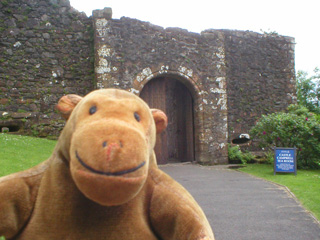 Mr Monkey in front of the gate of Castle Campbell