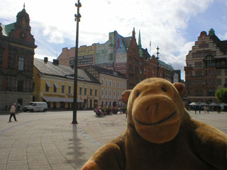 Mr Monkey looking to the right of the town hall