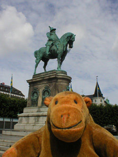 Mr Monkey beneath the statue of Carl X Gustav