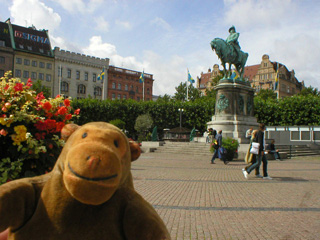 Mr Monkey looking towards the south west corner of Stortorget