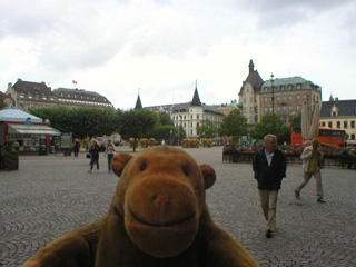 Mr Monkey looking at Stortorget from the end of Sodergatan