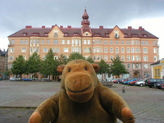Mr Monkey looking across the Drottningtorget
