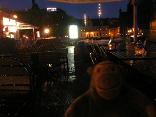 Mr Monkey eating at Gloria's on Stortorget