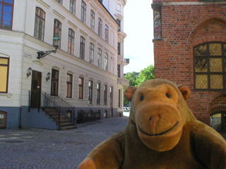 Mr Monkey looking toward Stortorget from the Kockska Huset