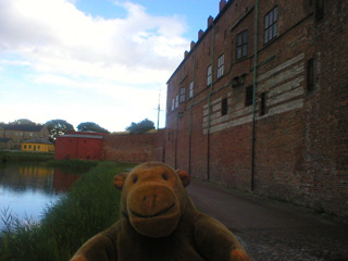 Mr Monkey looking at the Malmohus from the bridge