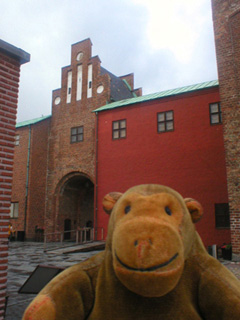 Mr Monkey in the courtyard of the Malmohus