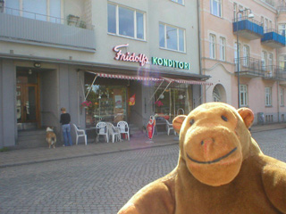 Mr Monkey outside Fridolf's cafe