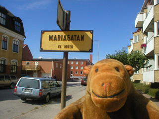 Mr Monkey beneath a Mariagatan street sign