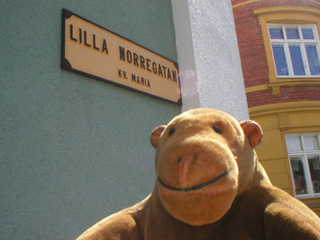 Mr Monkey looking at the Lilla Norregatan street sign