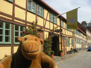 Mr Monkey outside the Sekelgården Hotel