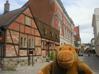 Mr Monkey looking at unburned buildings on Möllegatan