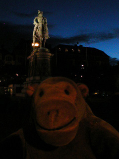 Mr Monkey under the statue of Karl X at night