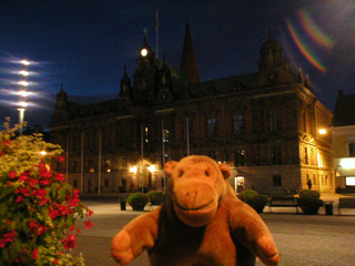 Mr Monkey in front of the Radhuset at night