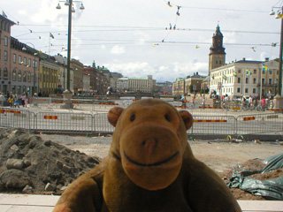 Mr Monkey looking from Brunnsparken