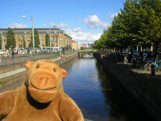 Mr Monkey looking along the Fattighusån canal