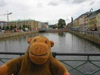 Mr Monkey looking east along Hamnkanalen