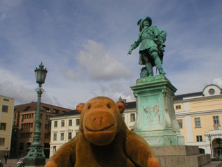 Mr Monkey looking at the statue of Gustav II Adolf