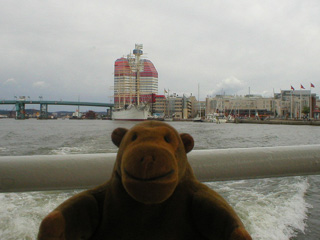 Mr Monkey looking back to the Lilla Bommen harbour