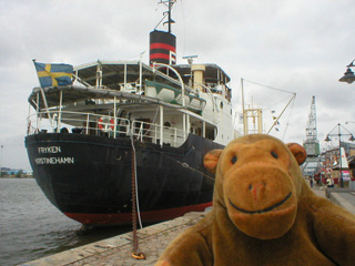Mr Monkey looking at the cargo ship Fryken from the quay