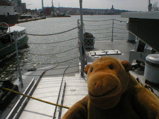Mr Monkey looking at the track leading off the stern of the Småland