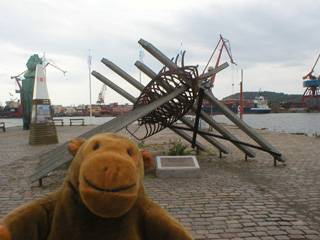 Mr Monkey looking at the sailor's monument