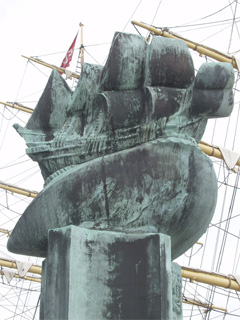 The ship on the Delaware monument