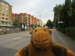 Mr Monkey walking up Södra Vägen