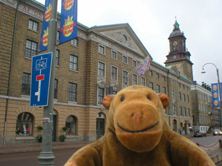 Mr Monkey outside the Göteborg Stadsmuseum
