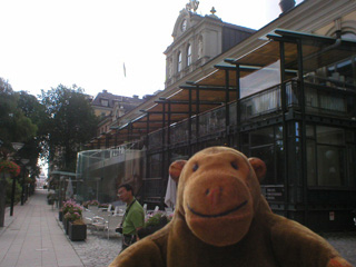 Mr Monkey passing the Berns hotel