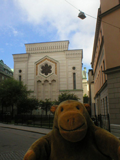 Mr Monkey looking at the synagogue