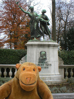 Mr Monkey with the monument to General Thys