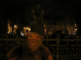 Mr Monkey looking at statues in the Petit Sablon