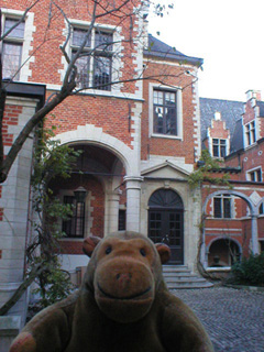 Mr Monkey in the courtyard of the Hotel Ravenstein