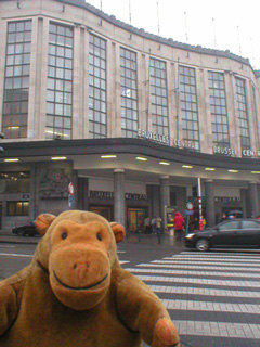 Mr Monkey in front of the Gare Central