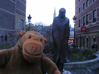 Mr Monkey in front of a statue of Béla Bartók