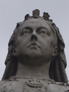 The face of Queen Victoria on the statue outside the hotel
