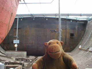 Mr Monkey caisson sealing the dry dock