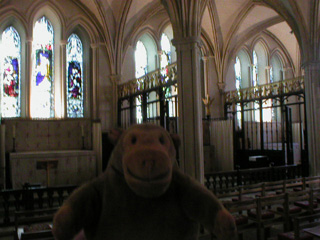 Mr Monkey looking at the chapels in the retrochoir