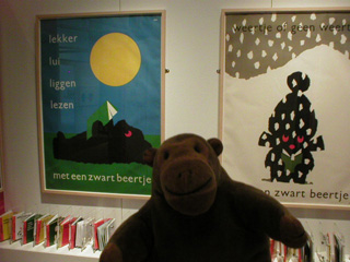Mr Monkey with adverts for Zwart Beertje books