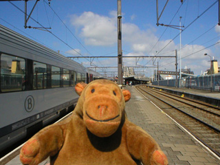 Mr Monkey on the platform at Ostende