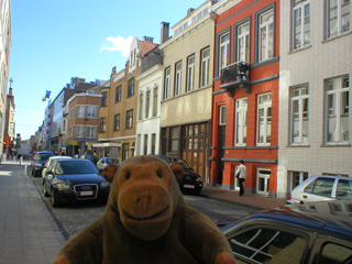 Mr Monkey walking down Leon Spilliaertstraat