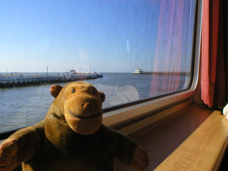 Mr Monkey looking at at the mouth of Ostende harbour from the Seastar