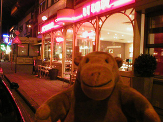 Mr Monkey outside De Roos restaurant in Nieuwpoort