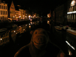 Mr Monkey looking at the canal from the Vleehuisbrug